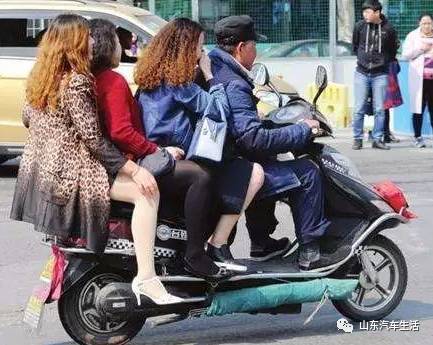 大爷穿新衣惹争议，女子电动车挡风被擅取事件深度剖析